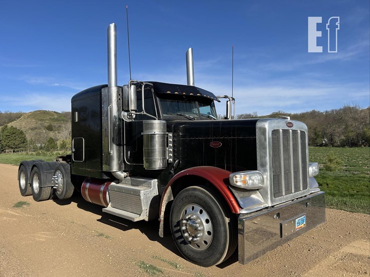 2017-peterbilt-389-image-3