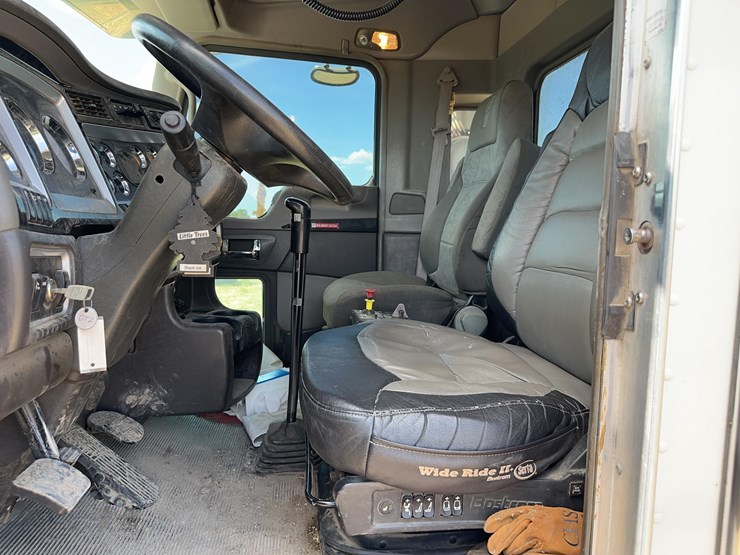 2009-kenworth-t800-day-cab-image-8