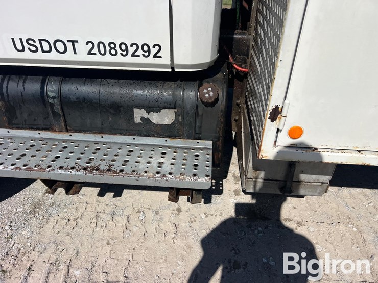 2000-freightliner-fl70-image-9