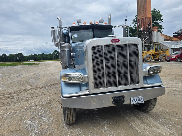 2011-peterbilt-388-image-36