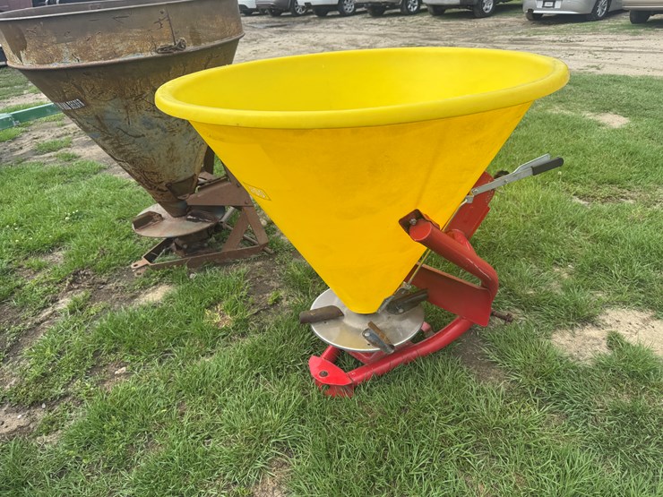 cosmo-3-point-fertilizer-spreader-p-model-image-3