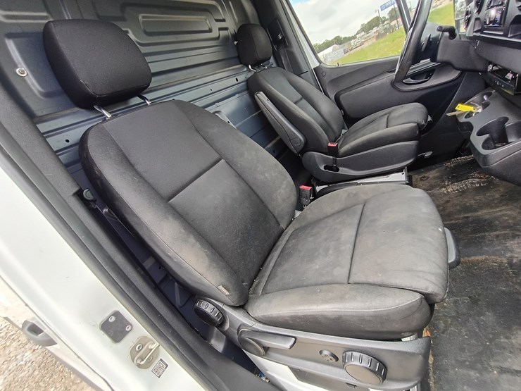 2019-mercedes-benz-sprinter-2500-image-34