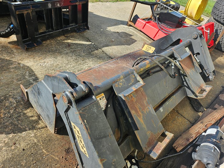 w.r.-long-4-in-1-bucket-72"-skid-steer-attachment-image-2