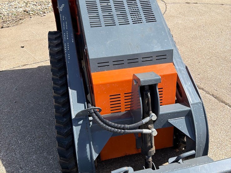 hurricane-stand-behind-skidloader-image-10