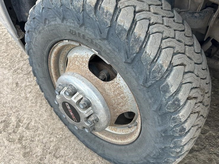 2001-gmc-3500-image-10