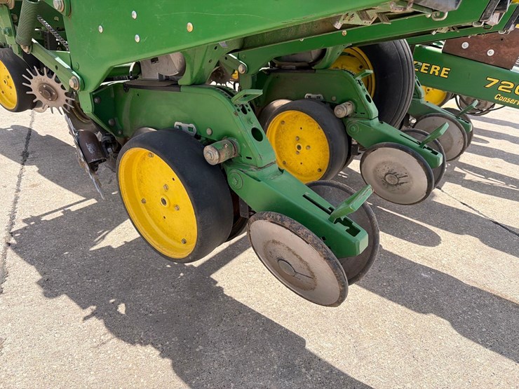 john-deere-7200-image-16