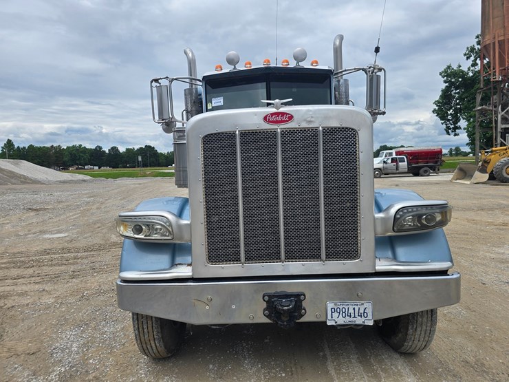 2011-peterbilt-388-image-37
