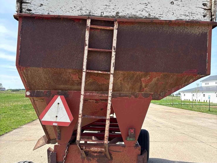 lundell-350-bushel-gravity-wagon-image-20