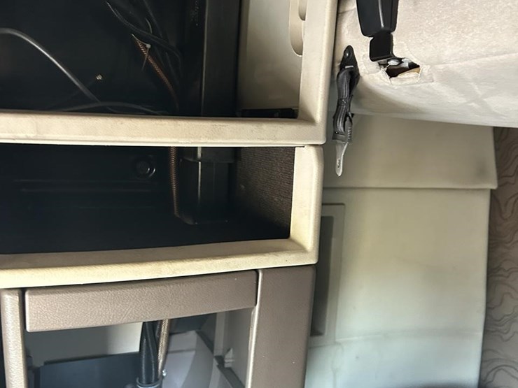 2015-volvo-vnl42t670-image-38