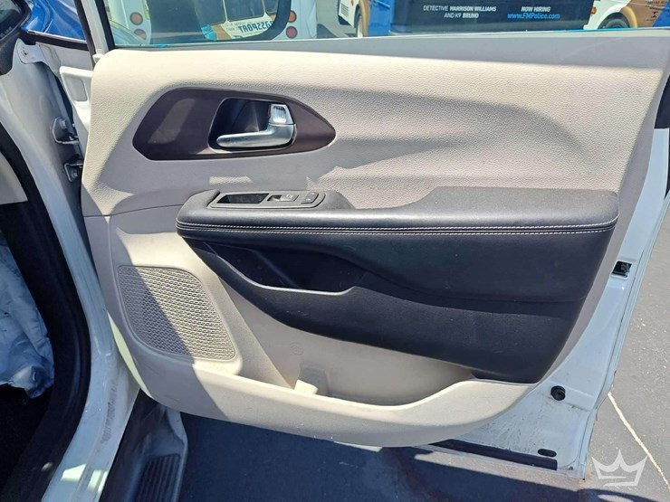 2022-chrysler-voyager-image-11