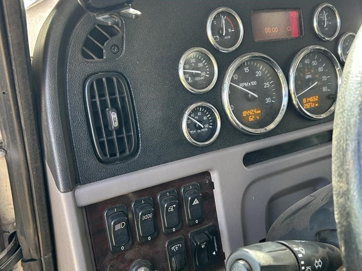 2017-peterbilt-389-image-64