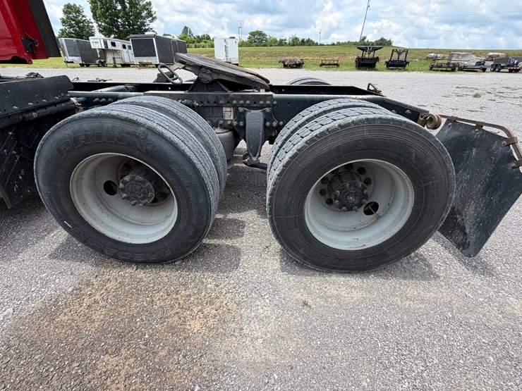 2016-freightliner-cascadia-113-image-17