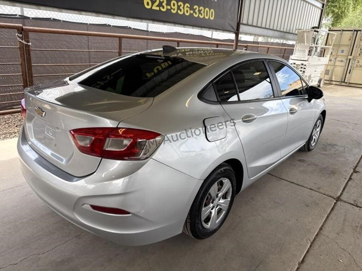 2017-chevrolet-cruze-ls-sdn-image-9