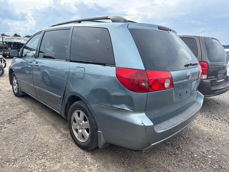 2009-toyota-sienna-image-4