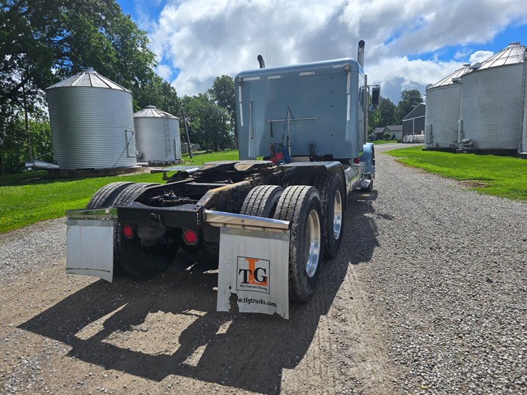 2013-peterbilt-388-image-19
