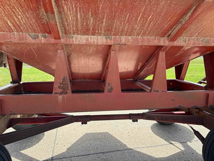 lundell-350-bushel-gravity-wagon-image-18