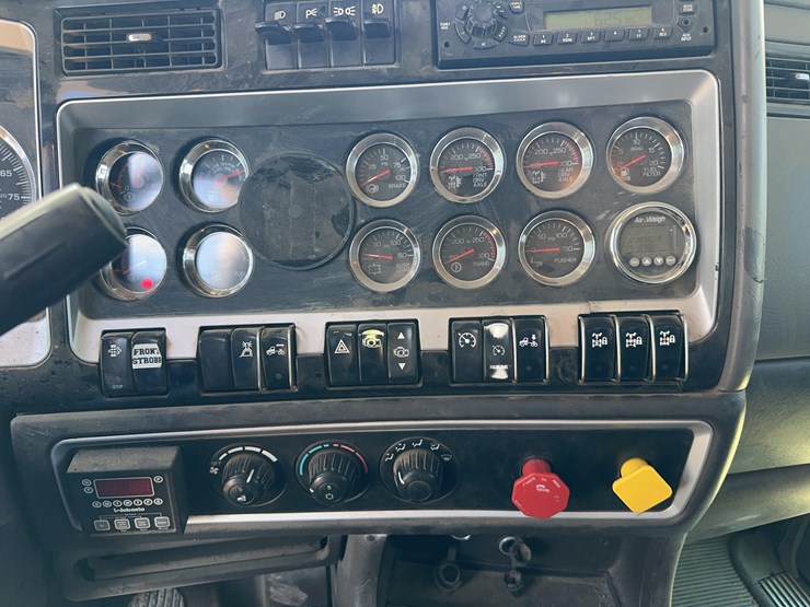 2009-kenworth-t800-day-cab-image-11