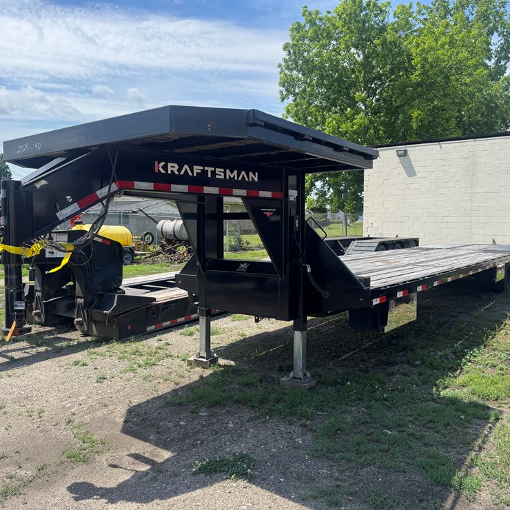 2023 KRAFTSMAN 40' DUAL TANDEM GOOSENECK TRAILER WITH HYDRAULIC DOVETAIL, HYD LANDING GEAR