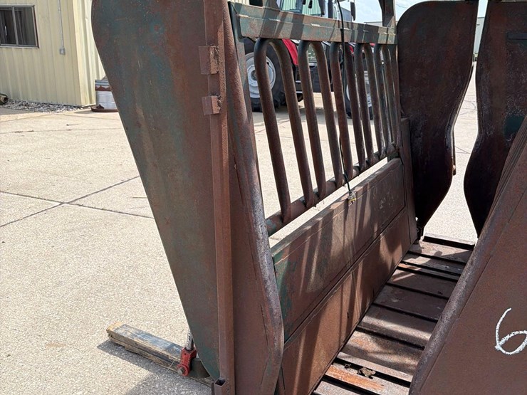 behlen-country-7ft-hydraulic-cattle-squeeze-chute-image-8