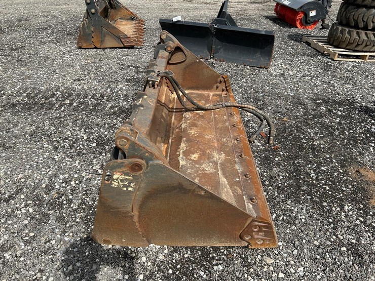 paladin-78"-4-1-skid-steer-bucket-image-4