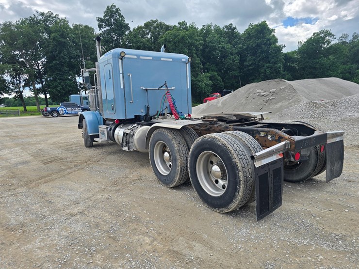 2013-peterbilt-388-image-16