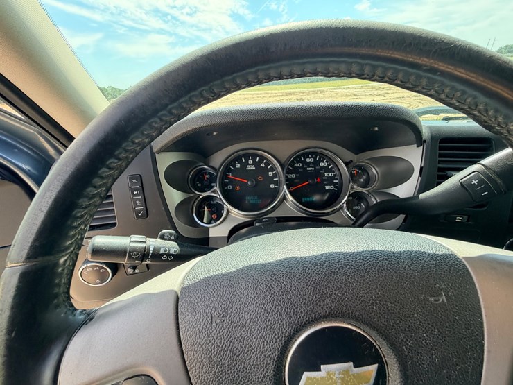 #24066-•-2011-chevrolet-silverado-pickup-truck-image-24