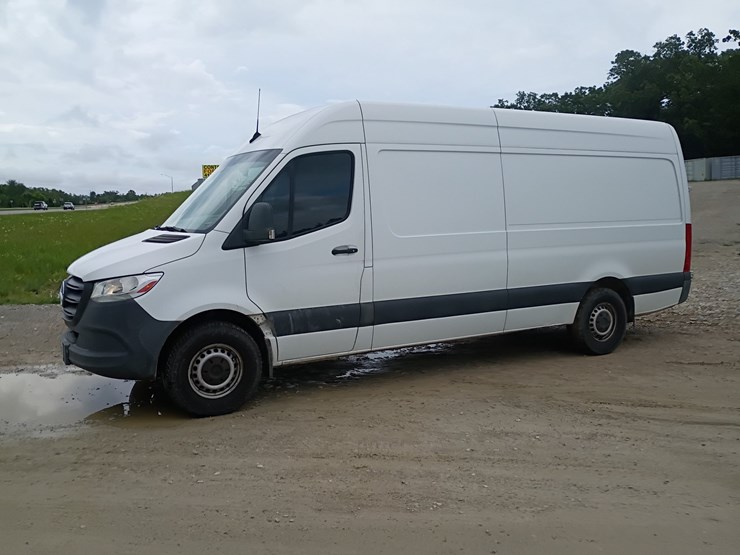 2019-mercedes-benz-sprinter-2500-image-2