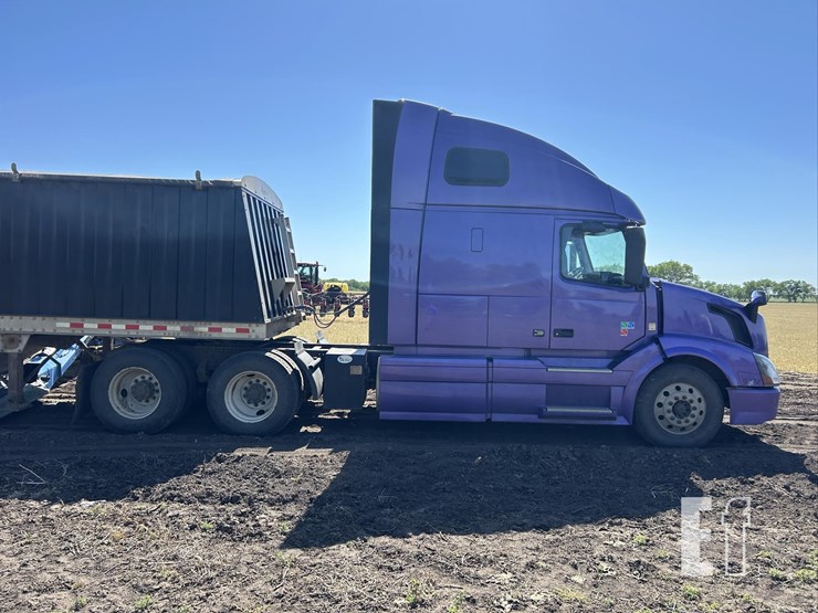 2015-volvo-vnl42t670-image-4