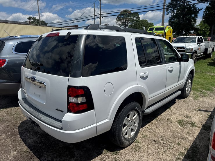 2010-ford-explorer-xlt-image-4