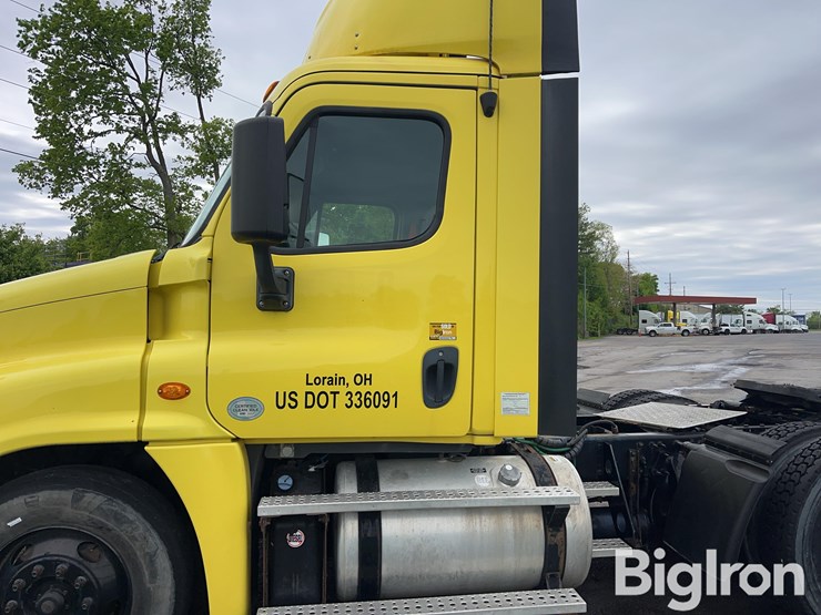 2016-freightliner-cascadia-125-image-12