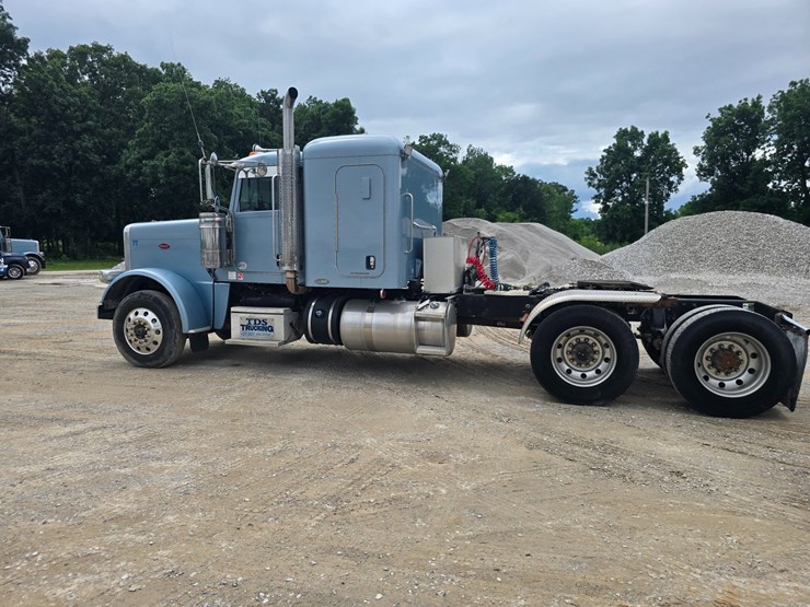 2011-peterbilt-388-image-9