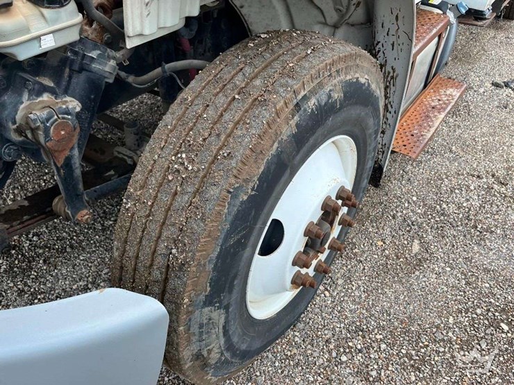 2015-freightliner-m2-106-image-79