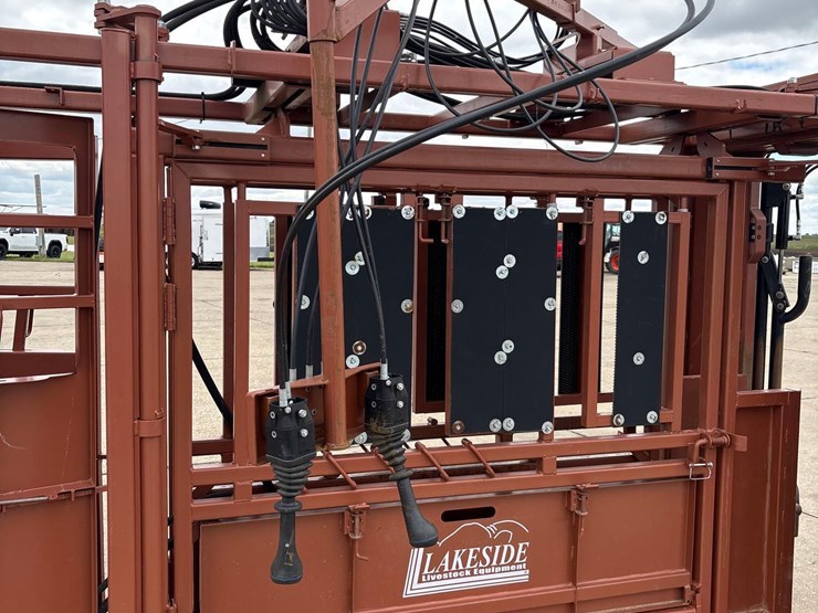 lakeside-11ft-hydraulic-squeeze-chute-image-16