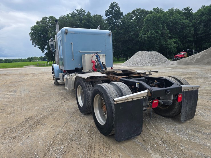 2011-peterbilt-388-image-14