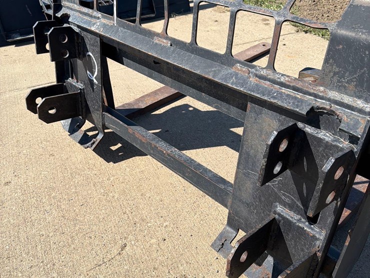 berlon-loader-mount-pallet-forks-image-7