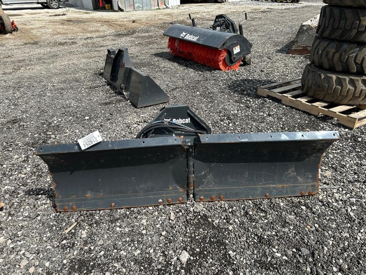 bobcat-68"-utv-snow-blade-v-plow-image-1