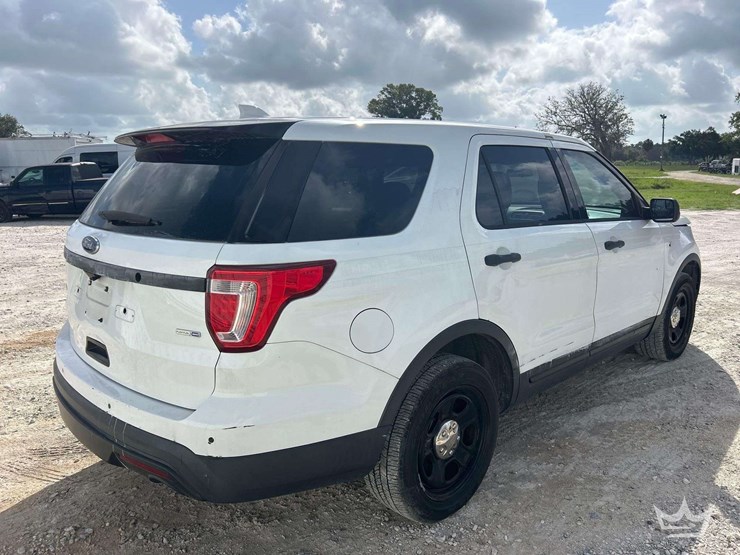 2016-ford-explorer-image-4