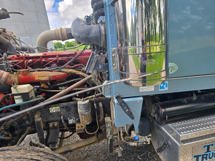 2013-peterbilt-388-image-54