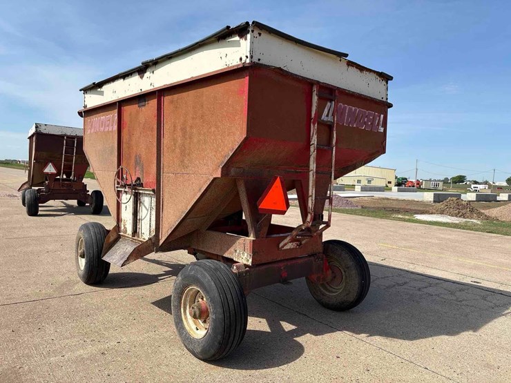 lundell-350-bushel-gravity-wagon-image-4