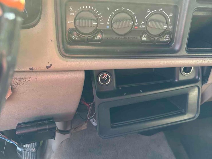 2002-gmc-2500-image-46