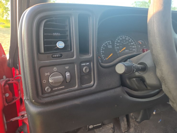 2001-chevrolet-3500-regular-cab-dually-flatbed-pickup-image-39