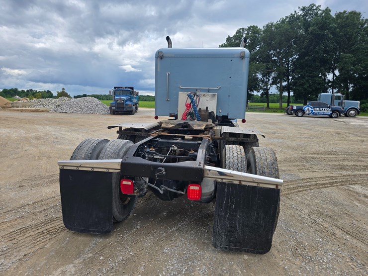 2011-peterbilt-388-image-17