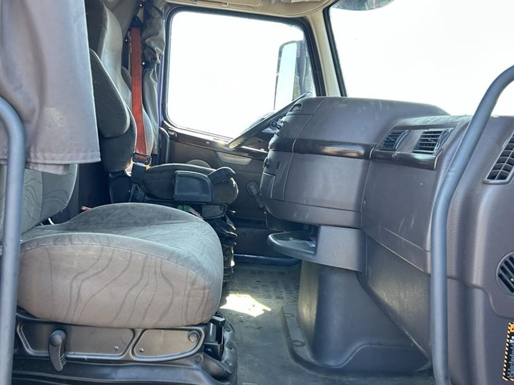 2015-volvo-vnl42t670-image-18