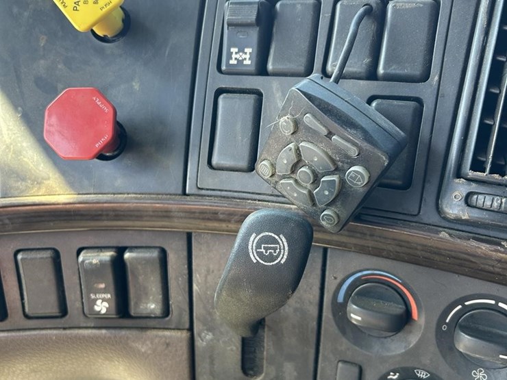 2015-volvo-vnl42t670-image-31