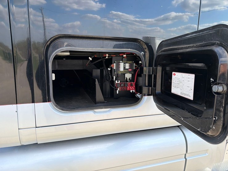 2009-peterbilt-387-image-33