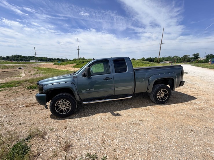 #24066-•-2011-chevrolet-silverado-pickup-truck-image-3