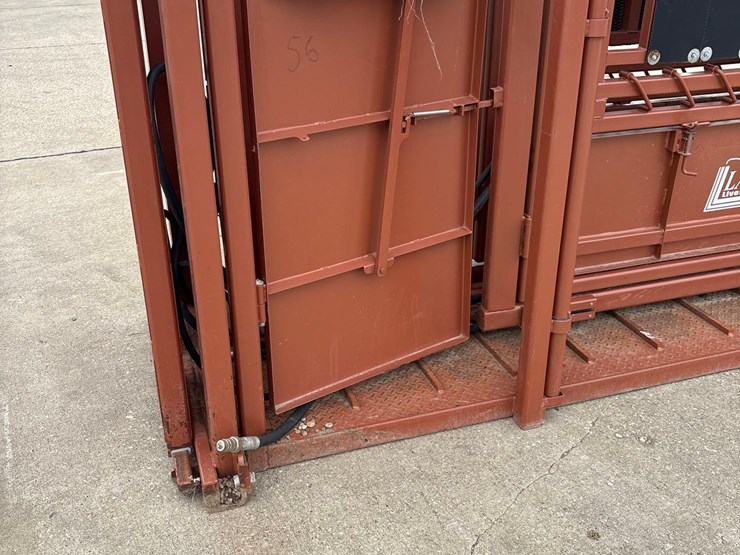 lakeside-11ft-hydraulic-squeeze-chute-image-14
