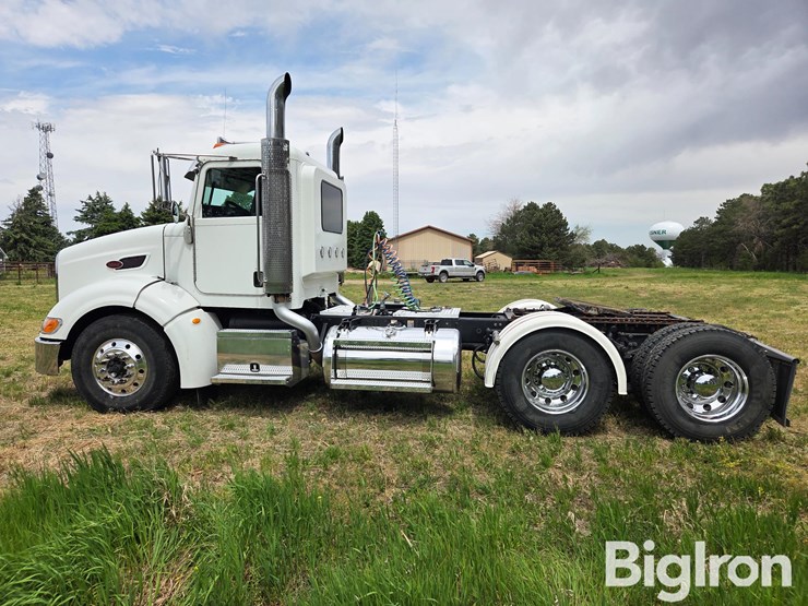 2009-peterbilt-384-image-8