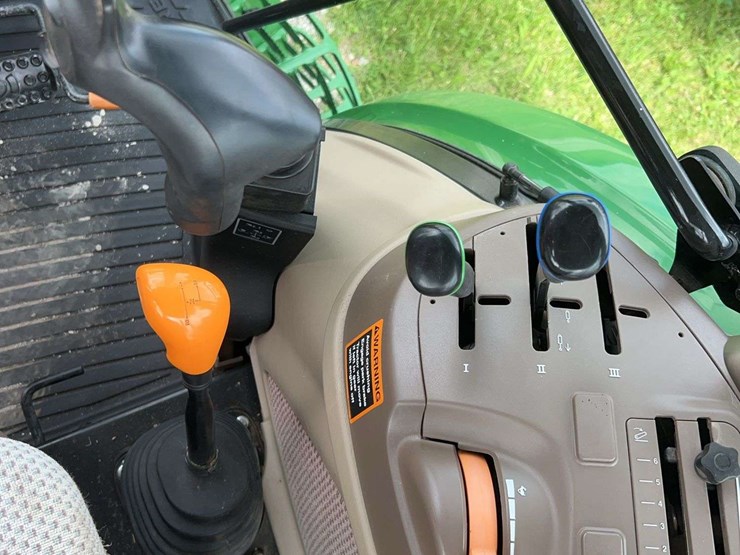 2015-john-deere-6120e-image-17