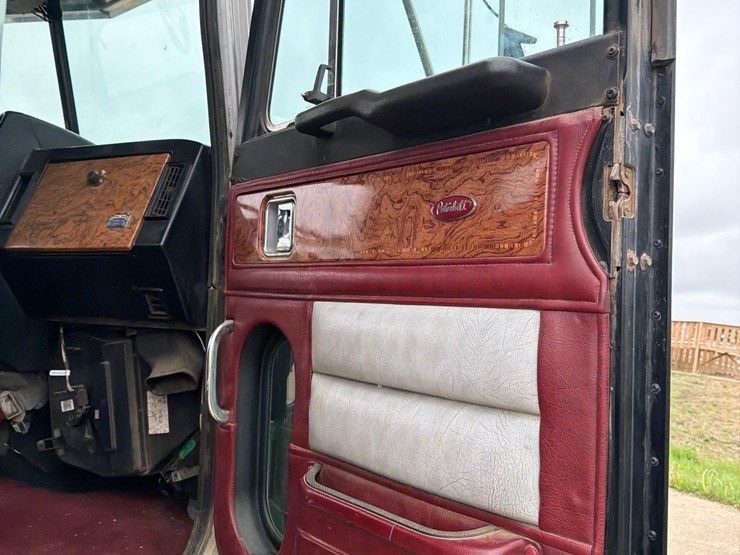2000-peterbilt-379-image-46
